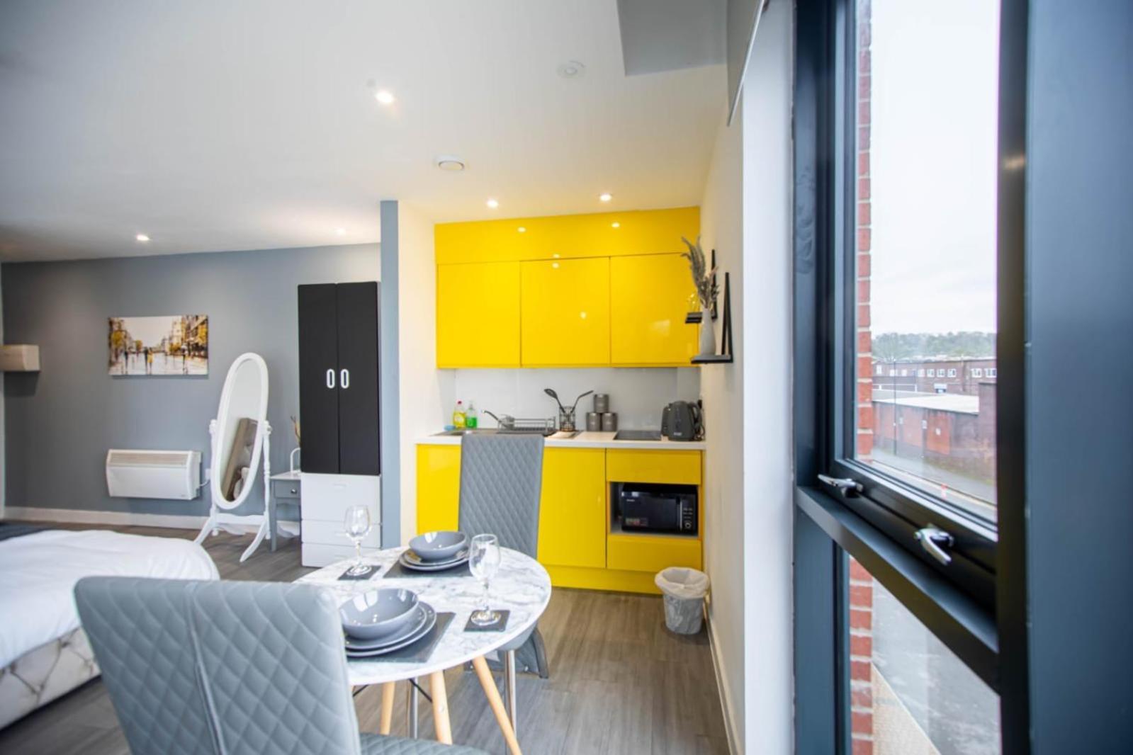 Excellent Studio Balcony Apartment In Шефилд Екстериор снимка